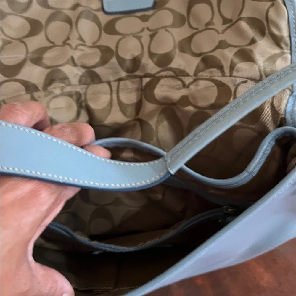 Women’s Leather Shoulder Bag in Light Blue - Picture 4 of 5